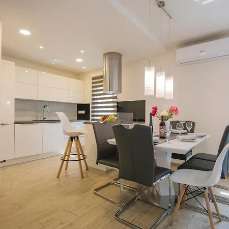 4 Bedroom Beautiful In Сasa de vacaciones *