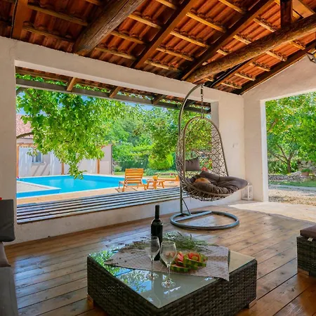 Сasa de vacaciones 4 Bedroom Beautiful In *
