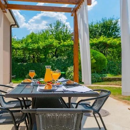 4 Bedroom Beautiful In Krivodol